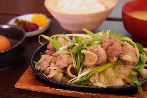 B級グルメな日記 玉子かけごはんと お代わりokのカレー 青空食堂 那珂川町